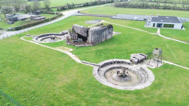 Batterie de Cricquebec : vestiges du Mur de l'Atlantique en Normandie, drone 4K