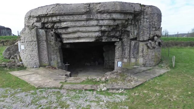 Batterie de Cricquebec : vestiges du Mur de l'Atlantique en Normandie, drone 4K