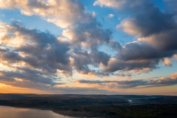 Obraz premium Beautiful sunset landscape with dramatic clouds over a valley
