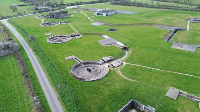 Batterie de Cricquebec : vestiges du Mur de l'Atlantique en Normandie, drone 4K