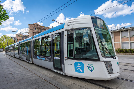 Paris, France - 9 mai 2026: Rame de tramway parisien de la ligne T3b en station. La ligne T3b relie, dans Paris, la porte Dauphine &agrave; la porte de Vincennes