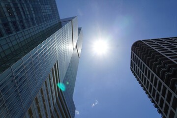 高層ビルを見上げる © takuwave