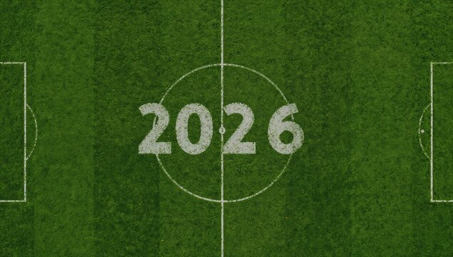 Campo de futebol com o n&uacute;mero 2026 pintado no centro do gramado