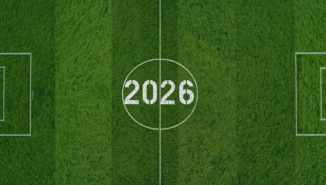 Vista a&eacute;rea de um campo de futebol com o n&uacute;mero 2026 pintado no centro