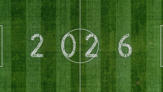 Campo de futebol com o n&uacute;mero 2026 pintado em branco, visto de cima