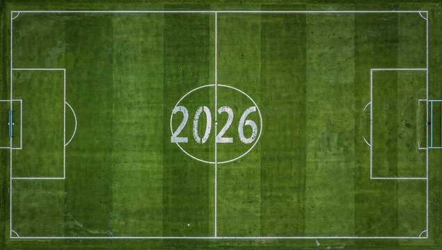 Campo de futebol com o n&uacute;mero 2026 pintado no centro, visto de cima