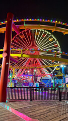 Fototapeta premium Santa monica pier amusement park rides glowing at night
