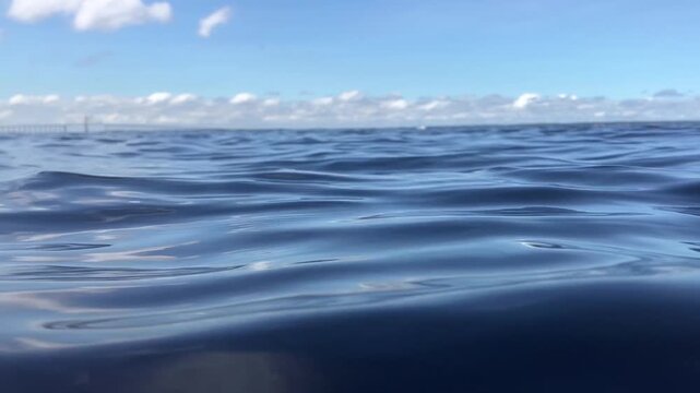 Paisagem do Rio Negro com c&eacute;u azul e ondas tranquilas em Ponta Negra Manaus Amazonas