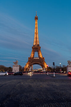 MONTERREY, NL, MEXICO - 09 MAY, Hermosa postal de la torre eiffel encendida al caer la noche en paris