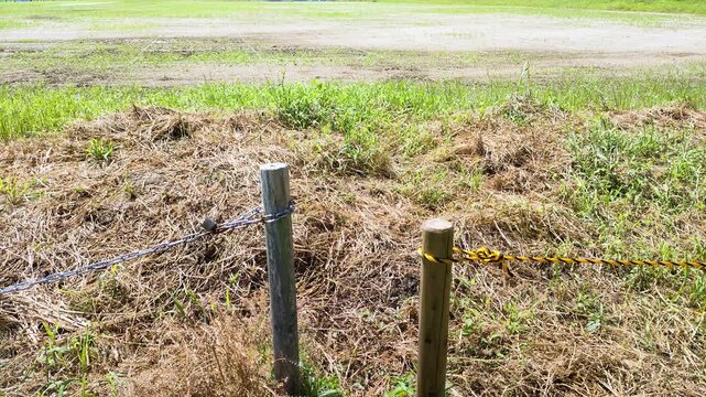 ロープとチェーンで境界が区切られた空き地