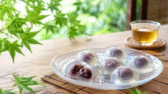 氷とガラス皿で涼を感じる水まんじゅう 夏の上品な和菓子