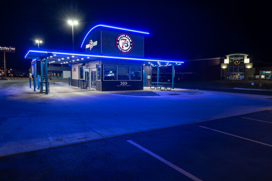 7 Brew Coffee Drive-Thru Exterior at Night in St. Cloud, Minnesota