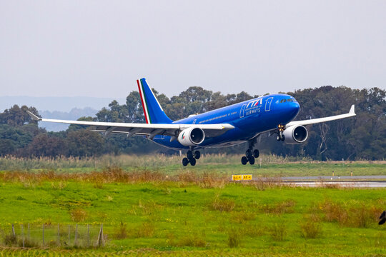 Aeroporto di Fiumicino, Roma, IT: Airbus A330-200 da ITA Airways pousando no Aeroporto di Fiumicino.