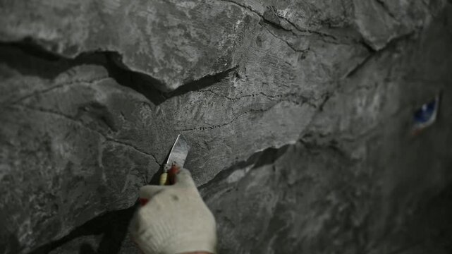 Precise Restoration Of Fissures And Cracks On Ornamental Rock Panels With Controlled Lighting