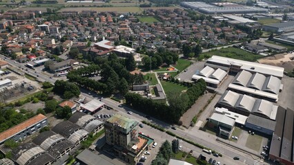 Obraz premium Aerial View of Industrial and Residential Area: An aerial photograph captures a sprawling urban landscape.