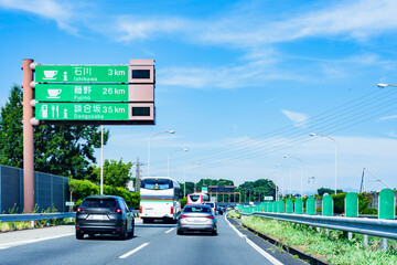 Fototapeta premium 談合坂 SA サービスエリア 下り 付近 は 混雑 で 有名【 高速道路 の 渋滞 】