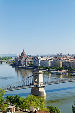 Sz&eacute;chenyi chain bridge and parliament, budapest