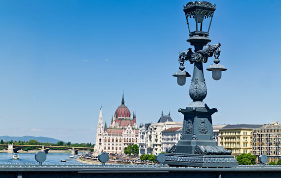 Sz&eacute;chenyi chain bridge and parliament, budapest