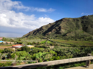Obraz premium Mountain landscape with lush valley and blue sky