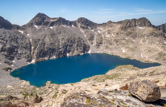 El Ib&oacute;n de Creg&uuml;e&ntilde;a es el lago natural de origen glaciar m&aacute;s grande de todo el Pirineo, situado en el Parque Natural Posets-Maladeta, Valle de Benasque, provincia de Huesca, Aragon, Espa&ntilde;a