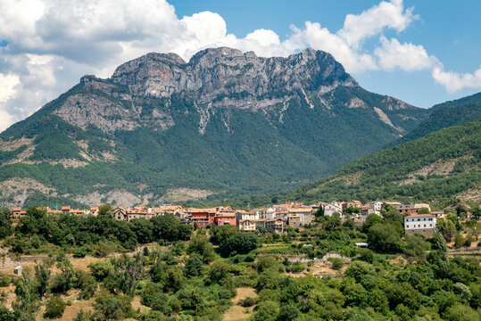 Sobre el peque&ntilde;o pueblo aragones de Laspu&ntilde;a se levanta la imponente Pe&ntilde;a Monta&ntilde;esa (2.295 m), en el Parque Nacional de Ordesa, provincia de Huesca, Aragon, Espa&ntilde;a
