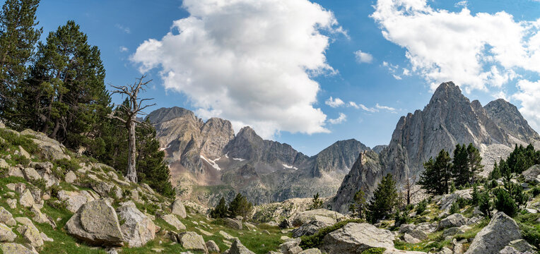 Vista panor&aacute;mica de las cimas monta&ntilde;osas en el Valle de Est&oacute;s, Parque Natural Posets-Maladeta, Valle de Benasque, provincia de Huesca, Aragon, Espa&ntilde;a