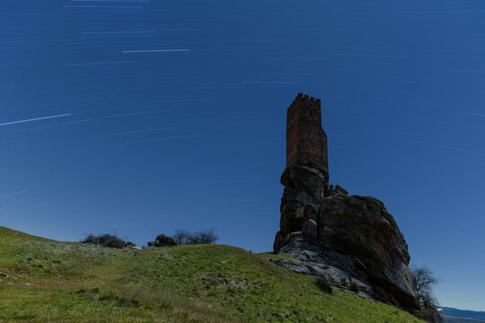 TRAZAS DE ESTRELLAS SOBRE EL CASTILLO DE ZAFRA, CERCA DE LA POBLACI&Oacute;N DE CAMPILLO DE DUE&Ntilde;AS. PROVINCIA DE GUADALAJARA. CASTILLA LA MANCHA. ESPA&Ntilde;A. EUROPA