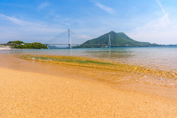 大三島の砂浜から望む多々羅大橋と生口島 しまなみ海道の瀬戸内絶景 © ibuki