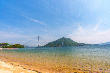 大三島の砂浜から望む多々羅大橋と生口島 瀬戸内海の絶景 © ibuki