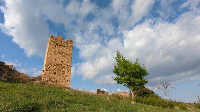 TIME LAPSE DE NUBES PASANDO POR LAS RUINAS DEL CASTILLO DE PRADAS, CERCA DE LA POBLACI&Oacute;N DE SAN AGUST&Iacute;N. TERUEL. ARAG&Oacute;N. ESPA&Ntilde;A