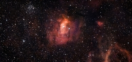 Fototapeta premium NGC 7635, auch Blasennebel genannt, ist ein Emissionsnebel im Sternbild Kassiopeia, daneben ist der offene Sternhaufen M 52 zu sehen.