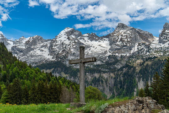Croix chr&eacute;tienne dans les Aravis, Le Grand-Bornand, Haute-Savoie, France