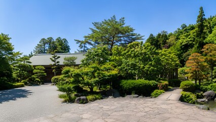 Obraz premium 青空の下に広がる美しい日本庭園と和風建築の風景
