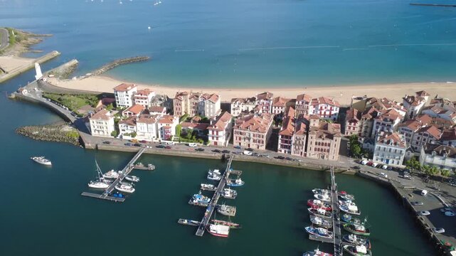 Le port et la baie de Saint Jean de Luz, la maison de l'Infante, vue a&eacute;rienne