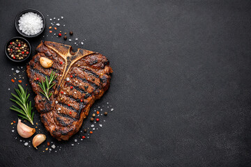 Naklejka premium Close-up of a juicy steak on a black slate plate.