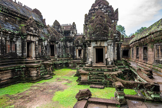 Inner courtyard and shrines of Banteay Samre Khmer temple, Angkor, Cambodia.