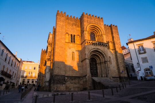 catedral velha al atardecer en co&iacute;mbra, portugal