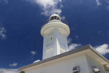 かわいい灯台と青空　沖縄県国頭村 © 徹 金城