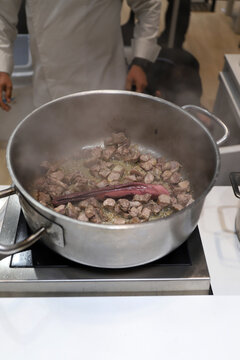guiso de carne con pulpo en una olla cocin&aacute;ndose en el fog&oacute;n de la cocina