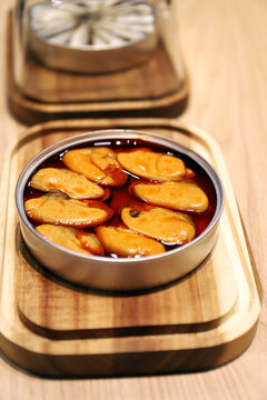 mejillones en salsa en una lata de conservar gourmet