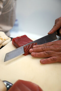 experto cortados de pescado cortando at&uacute;n rojo para hacer sushi