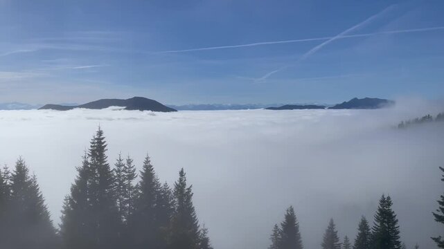 Blick auf das Wolkenmeer beim Aufstieg zum Wildalpjoch, Alpen, Bayern, Deutschland