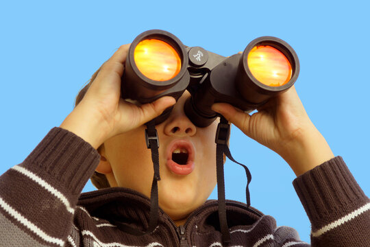 Kleiner Junge schaut durch ein Fernglas