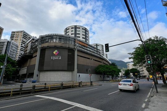 RIO DE JANEIRO, BRAZIL - MAIO 10: A white car drives along Avenida Maracan&atilde; past the Shopping Tijuca mall while scaffolding covers the upper facade of the building on Maio 10, 2026 in Rio de