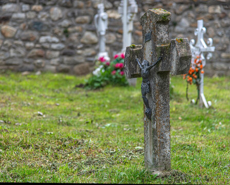 Croix tombales au cimeti&egrave;re d'Erill la Vall dans le val de Bo&iacute;, Catalogne, Espagne