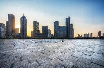 Obraz premium Captivating Urban Sunset Over a Modern City Skyline with Reflection