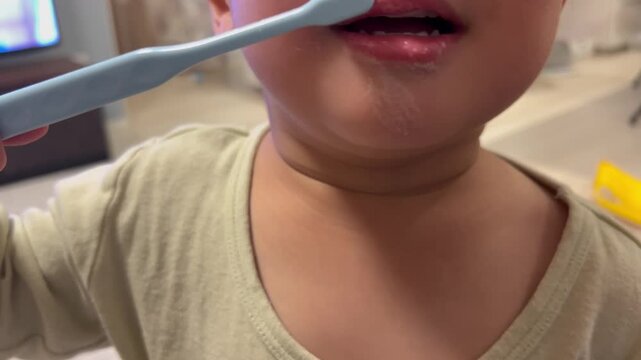 歯磨きする子供
