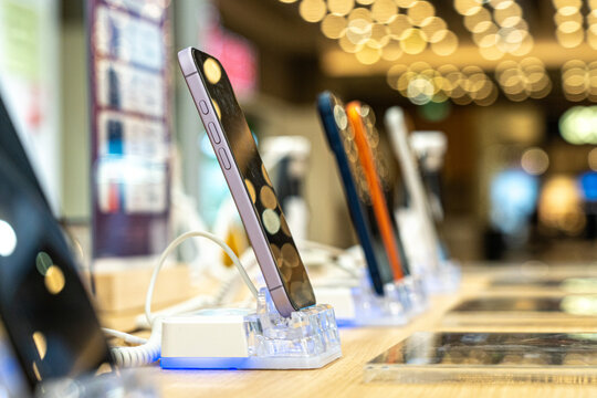 A Stunning Display of Modern Smartphones Showcasing Innovative Design and Technology in a Retail Environment with Bokeh Background