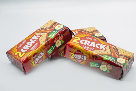Roshen 2Crack cracker sandwich cocoa and hazelnut packs closeup.