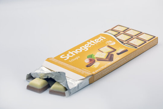 Schogetten Originals Trilogia chocolate bar with individual pieces closeup.